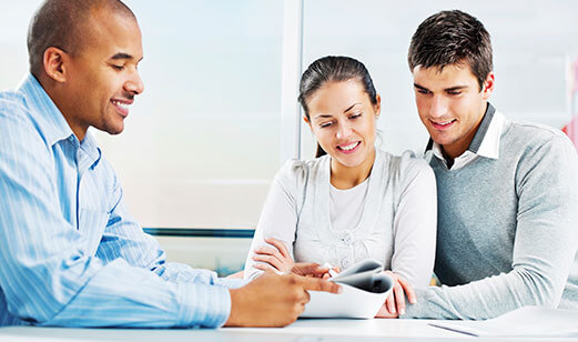 couple-meeting-with-insurance-agent521x308